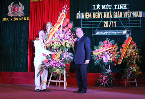 Phó Thủ tướng Nguyễn Xuân Phúc tặng hoa chúc mừng thầy và trò Học viện CSND